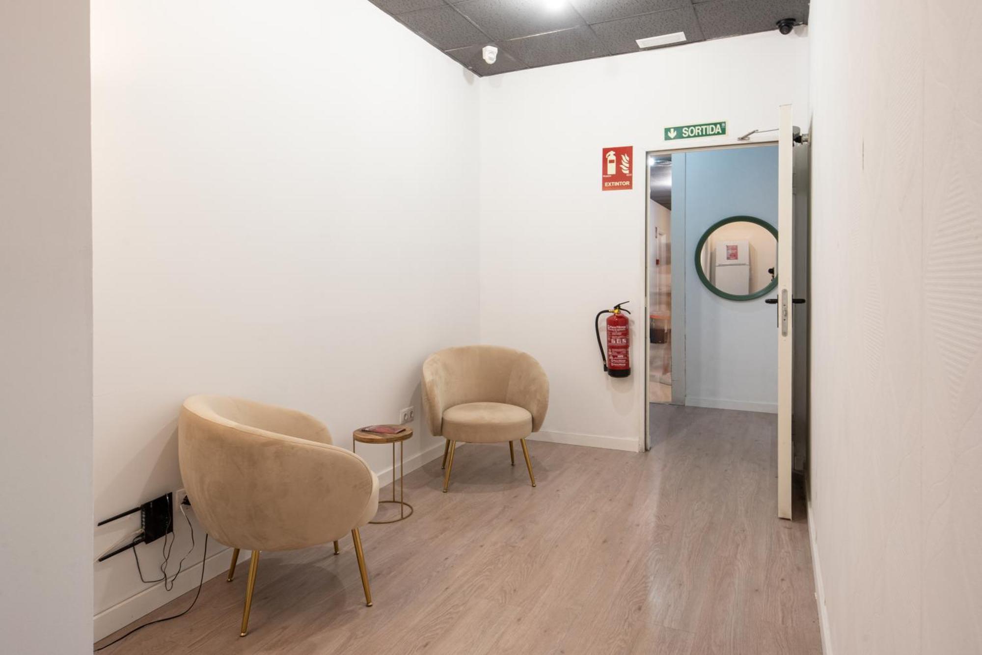 Cama en habitación compartida mixta con 6 camas y baño compartido